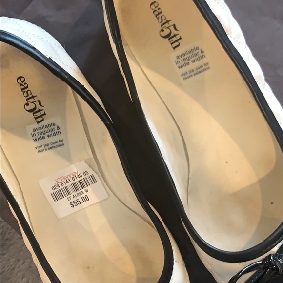 Woman’s ballerina style shoe - Picture 3 of 3